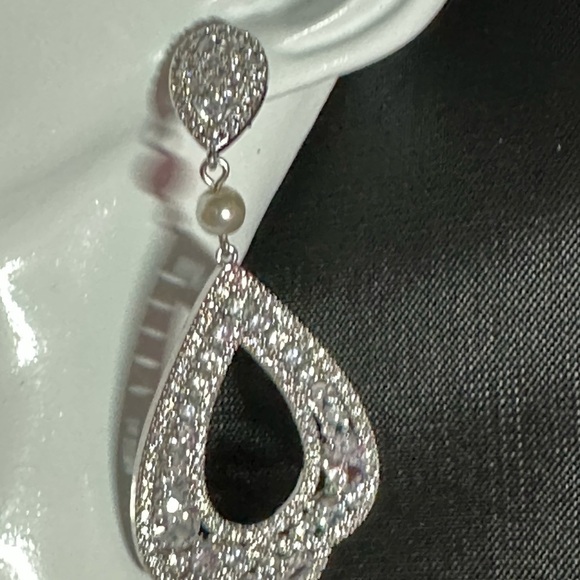 Sparkling Silver Tone Teardrop Dangle Earrings wedding PAGENT Elegant 3134 B - Picture 2 of 12